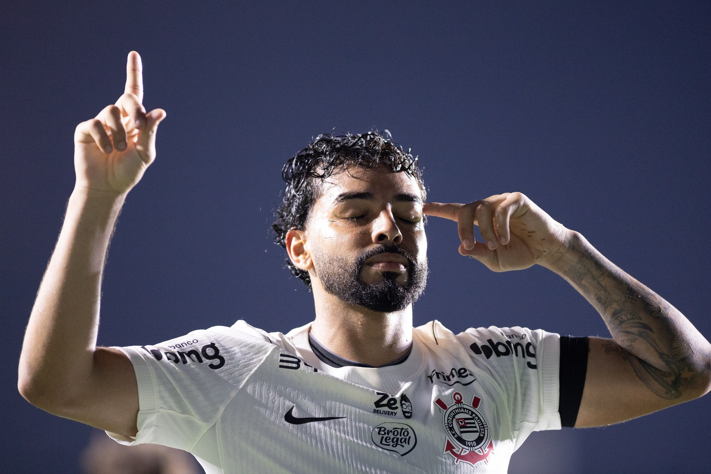 Das dores à solidez defensiva: entenda por que Seedorf mudou Bidu de posição no Corinthians
