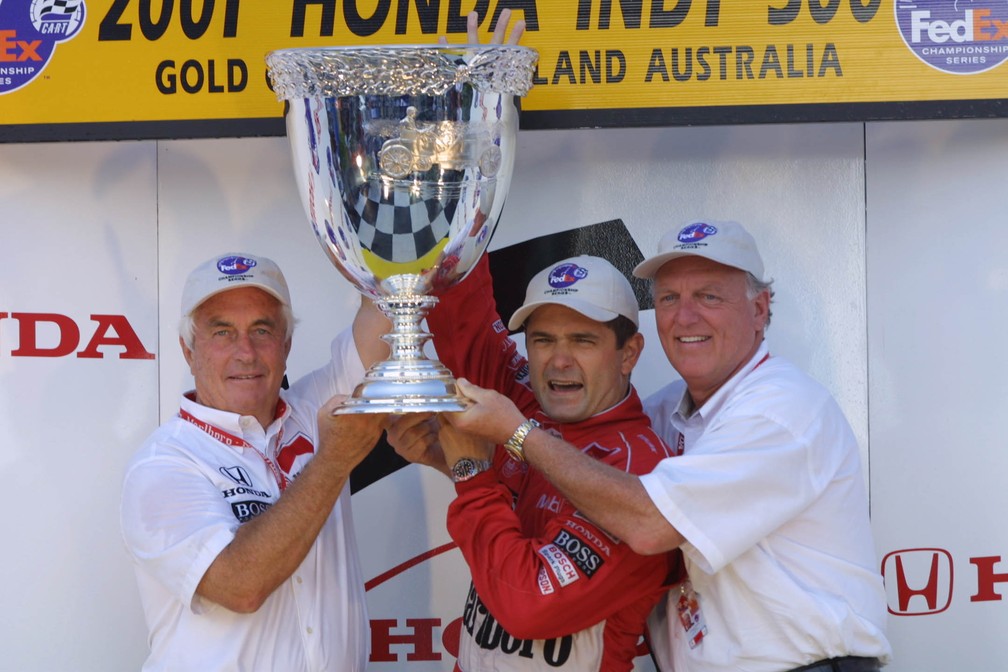 Gil de Ferran comemora o bicampeonato da Fórmula Indy em Surfers Paradise, na Austrália, em 2001 — Foto: Robert Laberge/Allsport