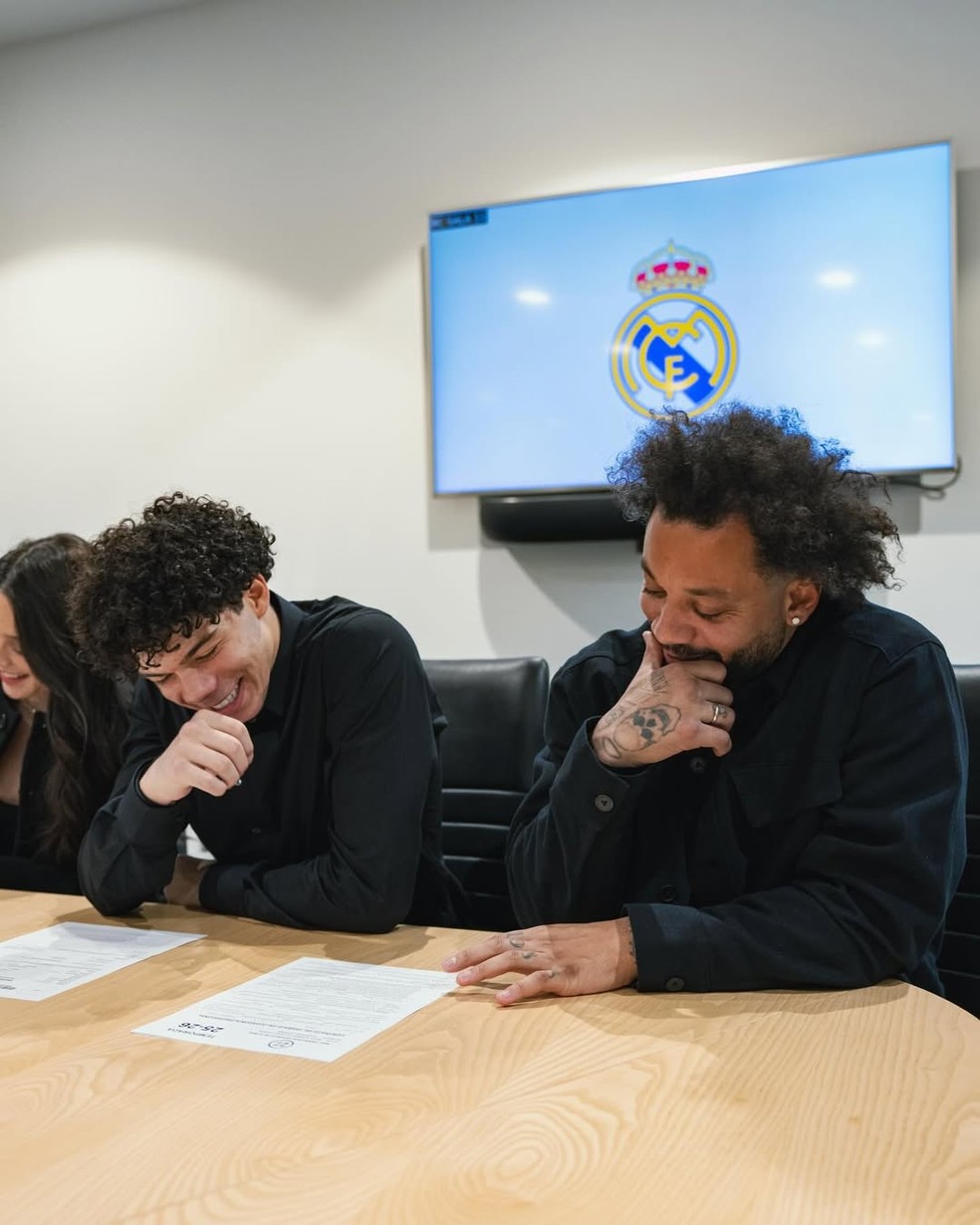 Enzo Alves assina primeiro contrato profissional ao lado de Marcelo — Foto: Divulgação