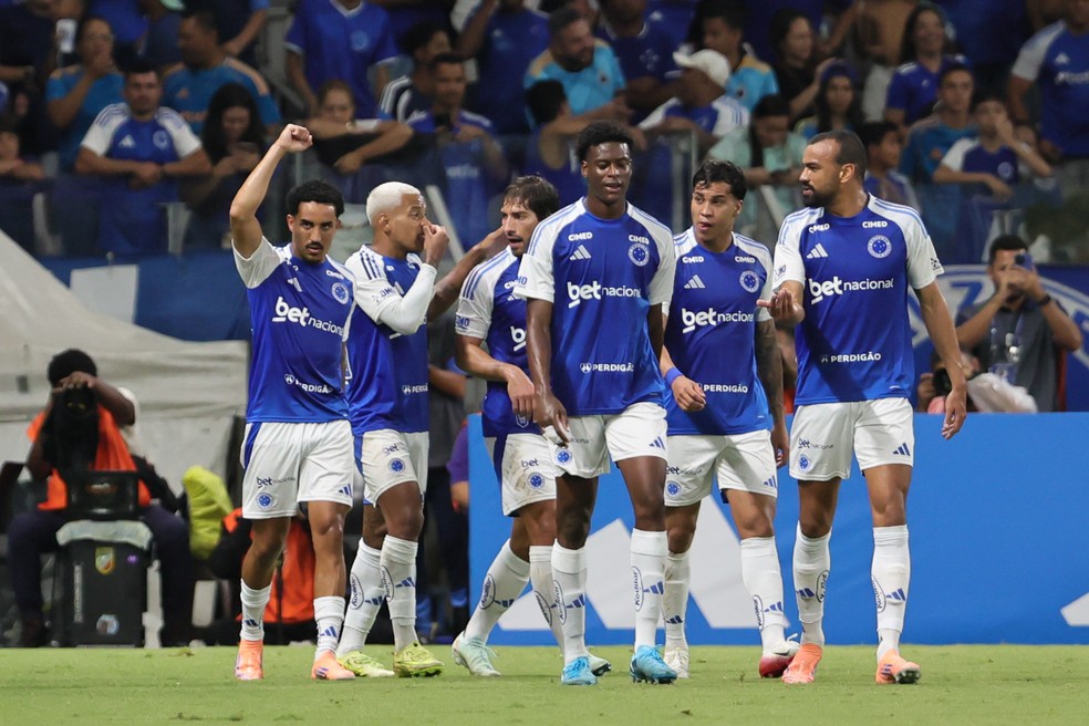 Jogadores do Cruzeiro comemoram gol de Christian contra o Uberlândia — Foto: Gilson Lobo/AGIF