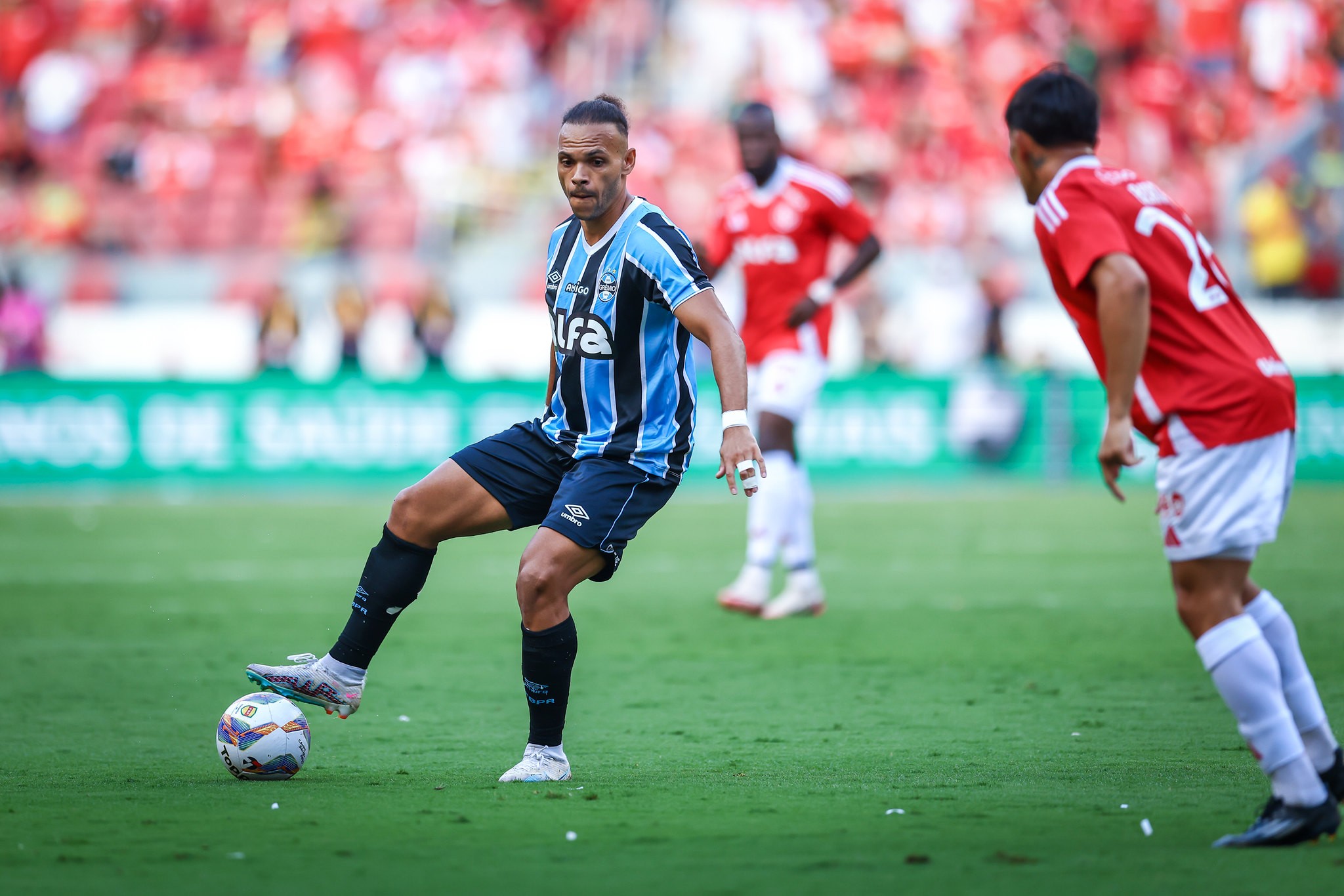 Grêmio divulga lesão de Braithwaite após Gre-Nal: confira detalhes.