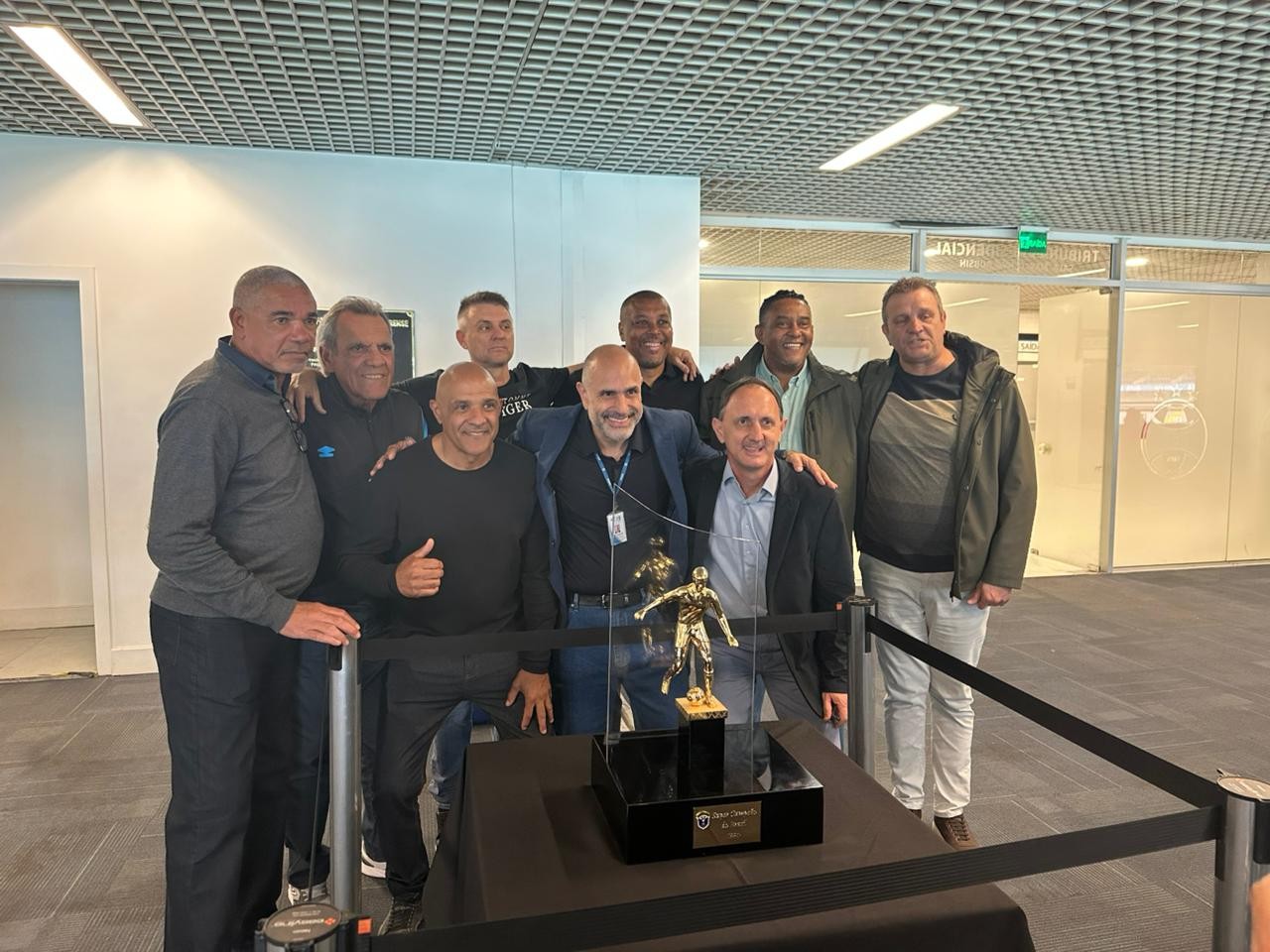 Grêmio recebe taça da Supercopa do Brasil após 35 anos com presença de ex-atletas