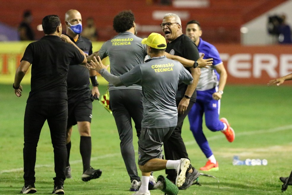 Hélio dos Anjos é expulso após discussão em Náutico x Retrô — Foto: Marlon Costa/Pernambuco Press