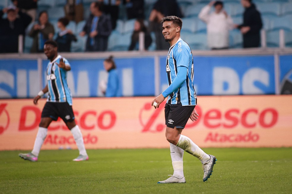 Arezo em vitória do Grêmio sobre o São José — Foto: Maxi Franzoi/AGIF