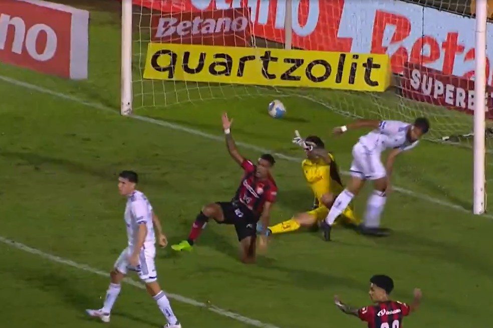 Alerrandro reclama de gol anulado contra o Cruzeiro — Foto: Reprodução / Sportv