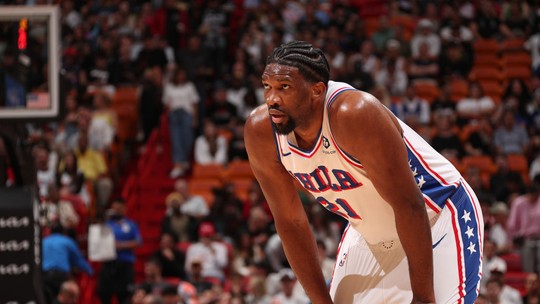 Joel Embiid está fora da pré-temporada do Philadelphia 76ers - Foto: (Issac Baldizon/NBAE via Getty Images)