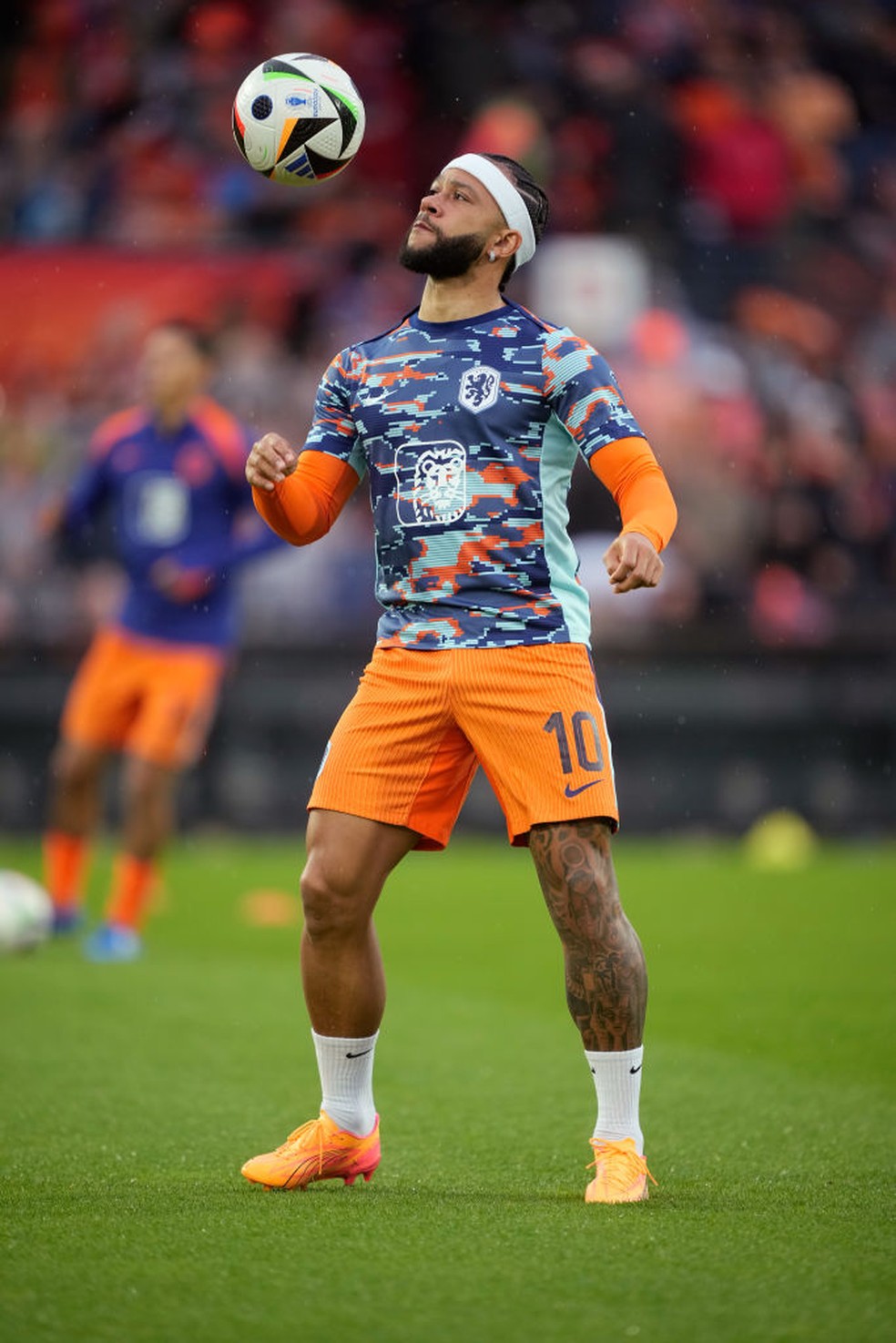 Memphis Depay no aquecimento para Holanda x Islândia — Foto: Getty Images