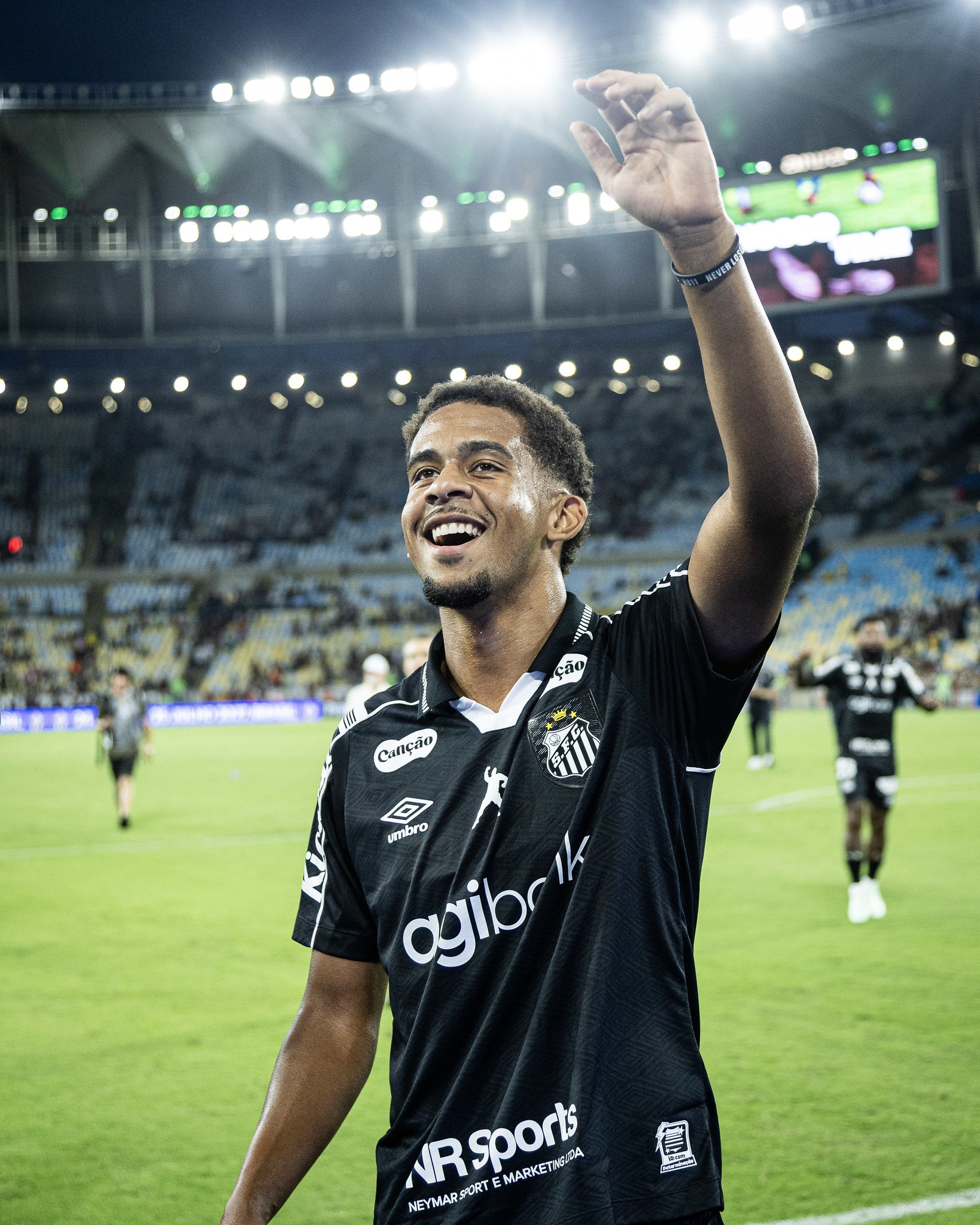 Quem é João Alencar? Conheça o zagueiro que será novidade entre titulares do Santos contra o Bahia