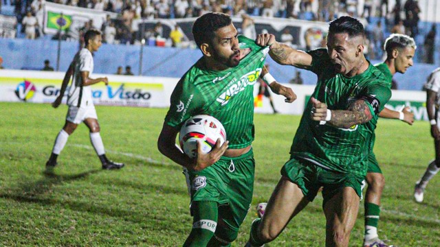 Kaio Felipe (esq.) e Silo� comemoram um dos gols da partida entre Nacional-PB x Treze