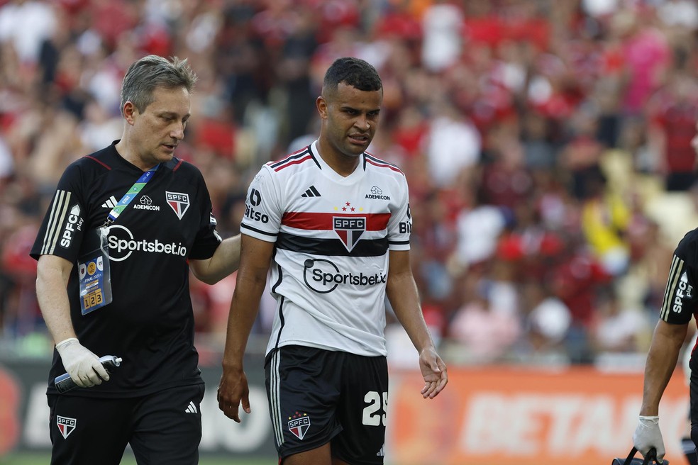 Alisson passou por problemas pessoais para ser fundamental no São Paulo — Foto: Rubens Chiri/saopaulofc
