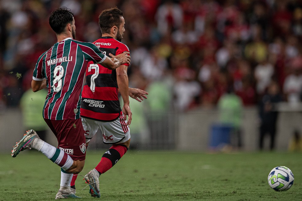 Everton Ribeiro &eacute; perseguido por Martinelli &mdash; Foto: Divulga&ccedil;&atilde;o/Flamengo