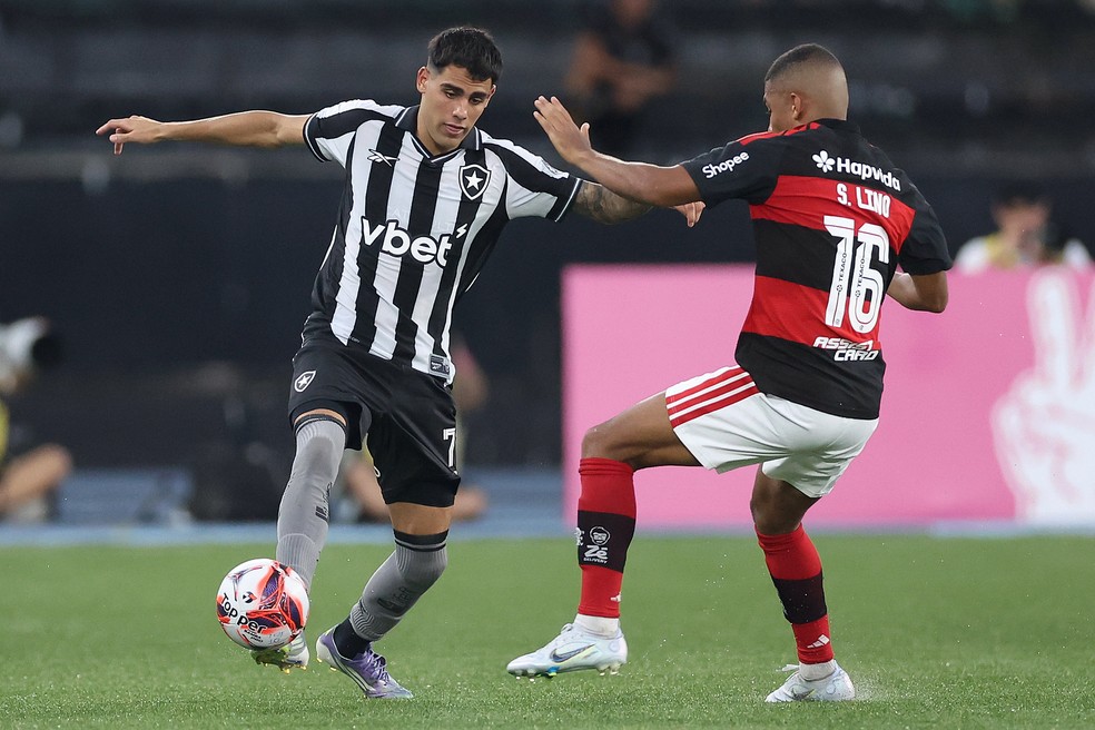 Villalba � marcado por Samuel Lino em Botafogo x Flamengo � Foto: V�tor Silva / Botafogo
