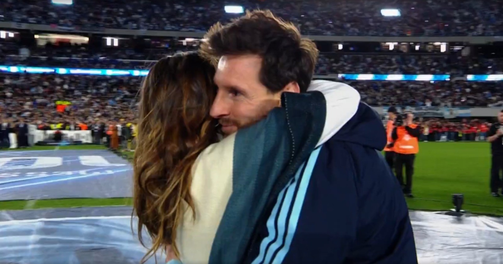 O "brinde" que une Maradona e Messi: conheça a canção que emocionou o Monumental