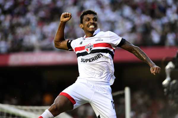 Luiz Gustavo celebra o primeiro gol com a camisa do São Paulo: 