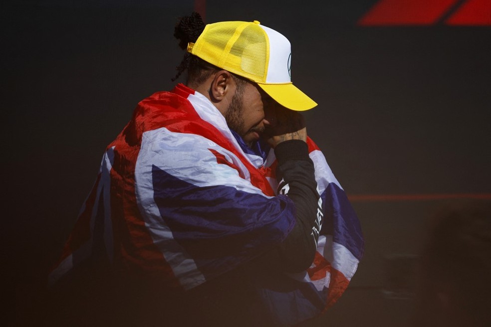 Lewis Hamilton chora após vitória no GP da Inglaterra de F1 em 2024, 945 dias depois de seu último triunfo — Foto: BENJAMIN CREMEL / AFP