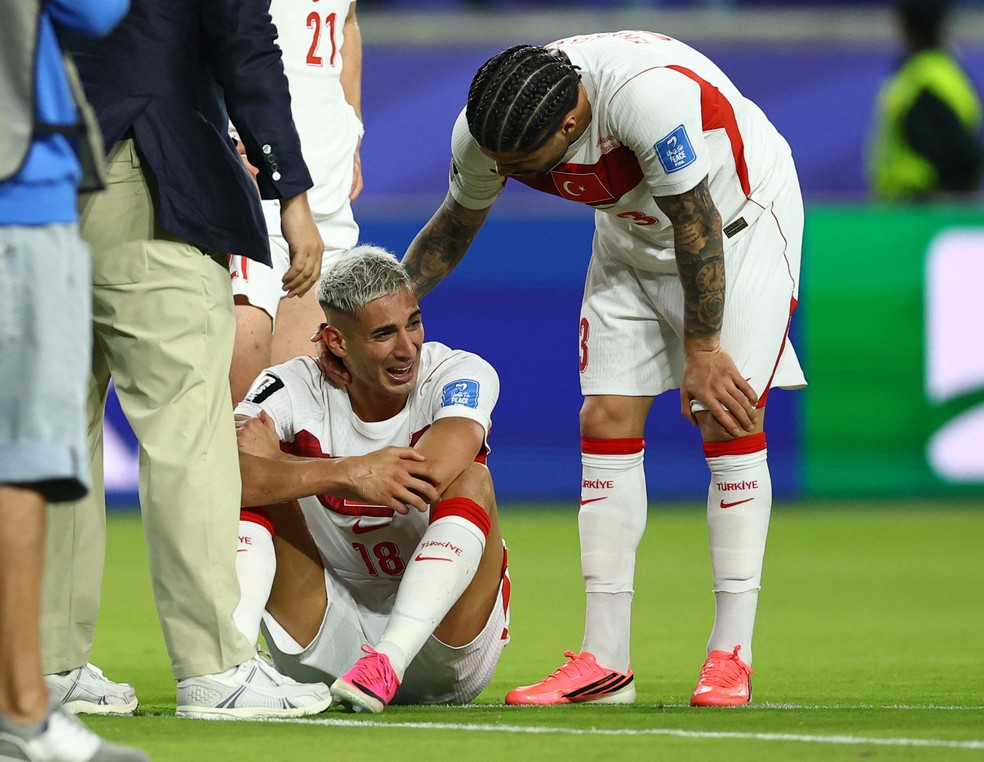 Jogadores da Turquia choram após eliminação