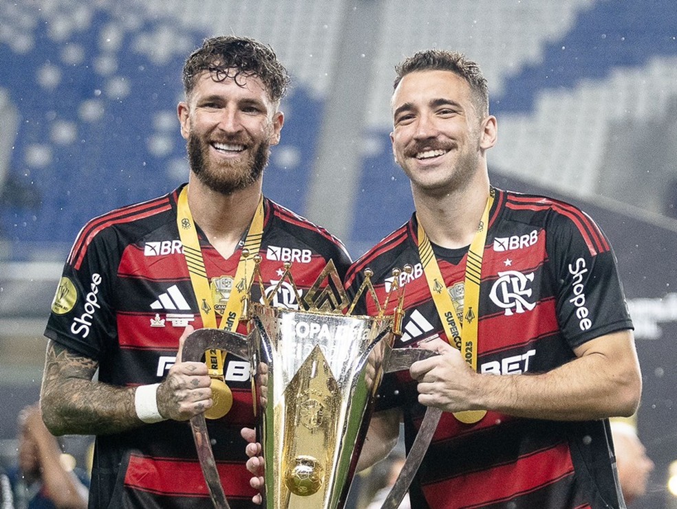 Lo Pereira e Lo Ortiz com a taa da Supercopa do Brasil pelo Flamengo  Foto: Gilvan de Souza / CRF