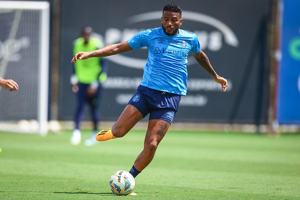 Reinaldo em treino do Grêmio — Foto: Lucas Uebel/Grêmio