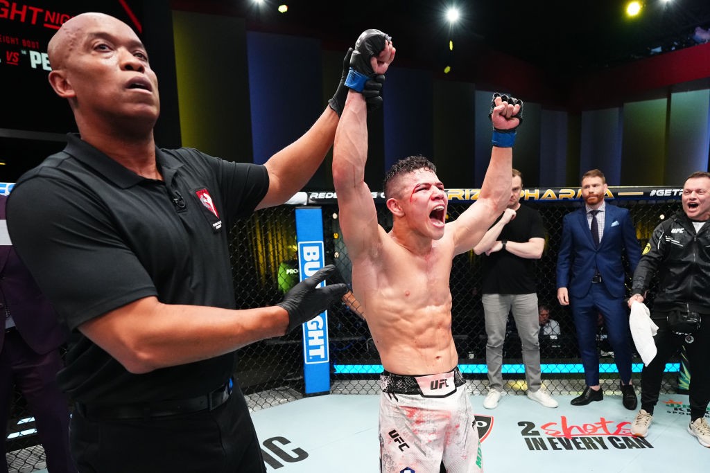 Sem ajuda do pai, brasileiro vence no UFC e mantém cartel perfeito | Ge