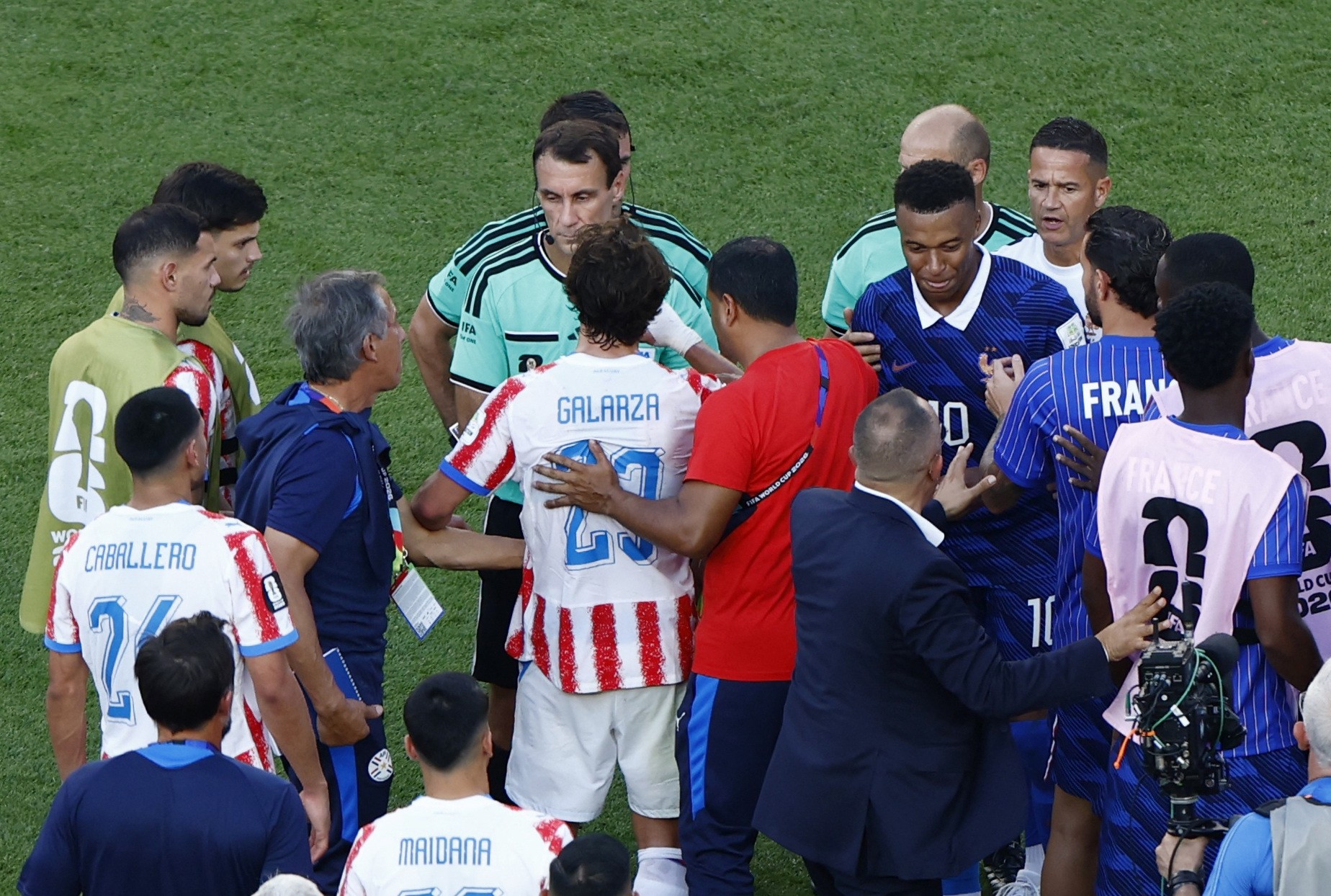 Mbbapé ri de provocações do Paraguai, e Deschamps afasta franceses de confusão no fim do jogo