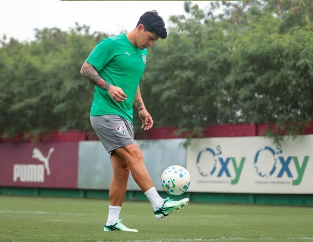 Cano avança na recuperação e trabalha com bola no treino do Fluminense