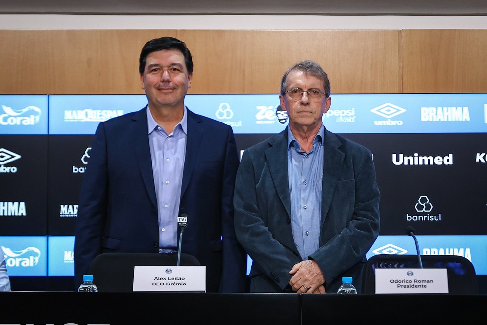CEO do Grêmio, Alex Leitão, e o presidente Odorico Roman expõem dificuldade financeira — Foto: Lucas Uebel / Grêmio / Divulgação