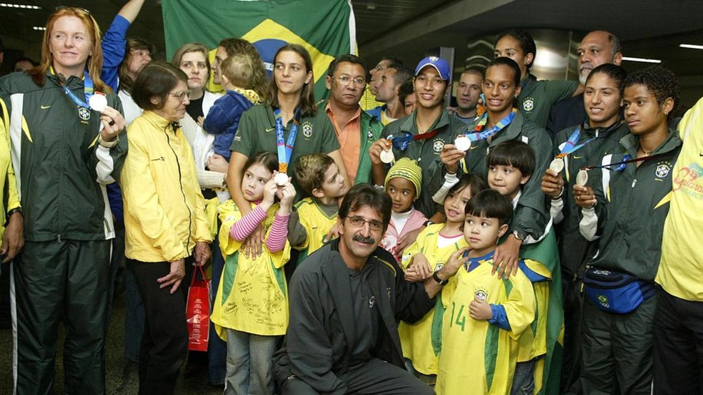 Daniela Alves (de bon&eacute; azul) com a medalha de prata conquistada em Atenas-2004 &mdash; Foto: Acervo Pessoal