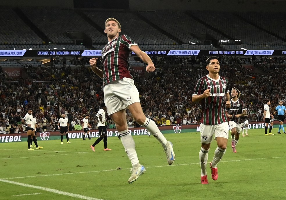 Fábio brilha e Castillo garante vitória do Fluminense sobre o Galo no Maracanã