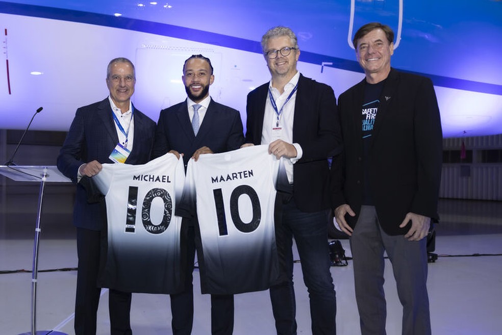 Memphis Depay participa de entrega de aviões da Embraer — Foto: Reprodução/Francisco Gomes Neto (Linkedin)