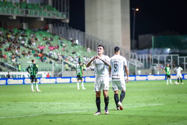 Cristaldo vai do banco ao gol de vitória do Grêmio e espera manter regularidade após má fase