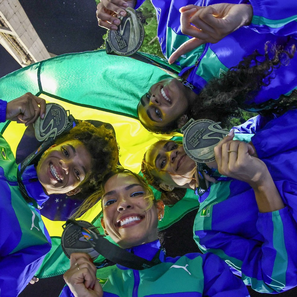 Medalha de ouro do revezamento 4x400m feminino no Campeonato Íbero-americano de atletismo — Foto: Assessoria
