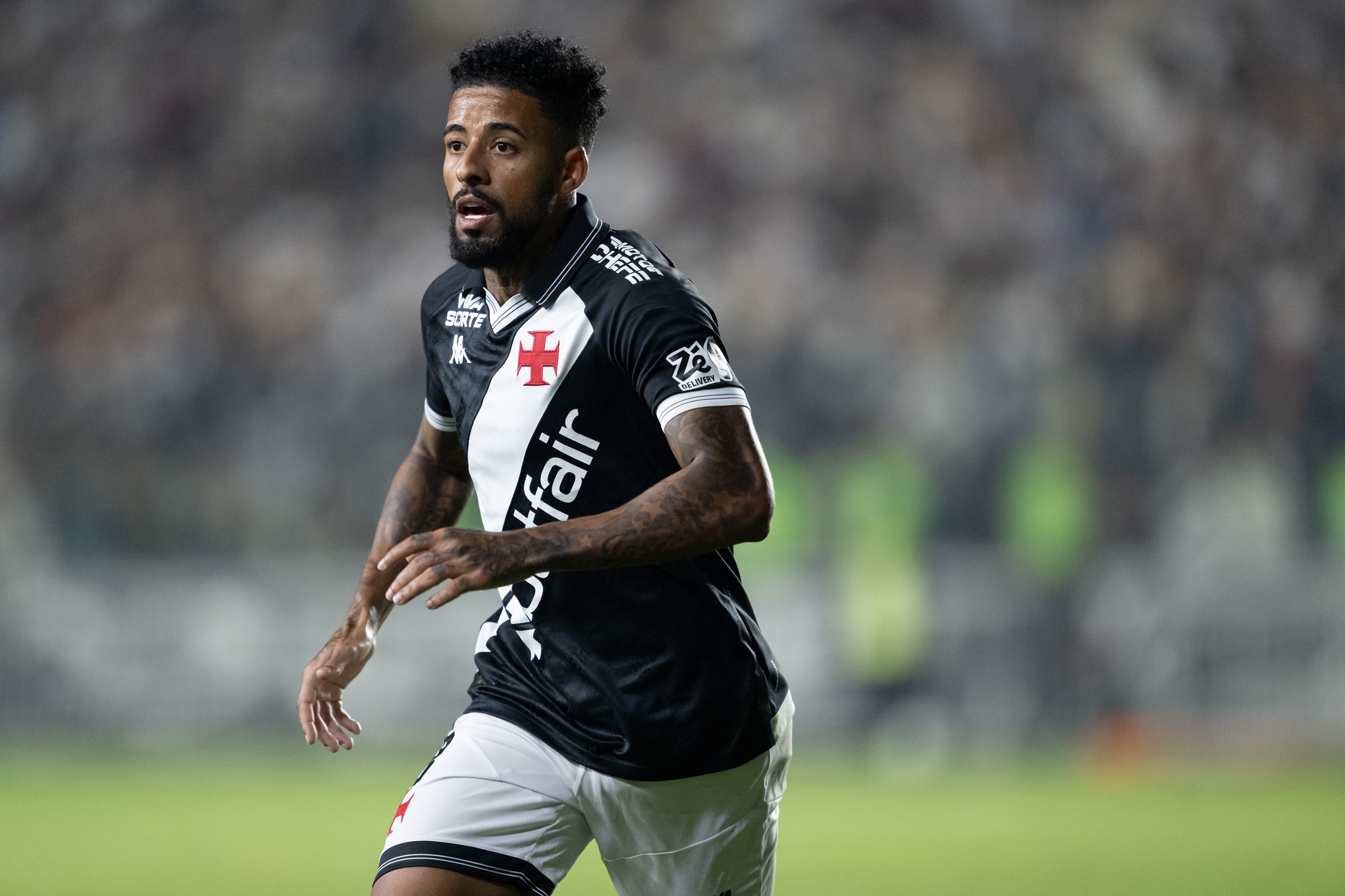 Sem jogar no Brasileiro desde maio, Paulinho perde espaço no Vasco a quatro meses do fim do contrato