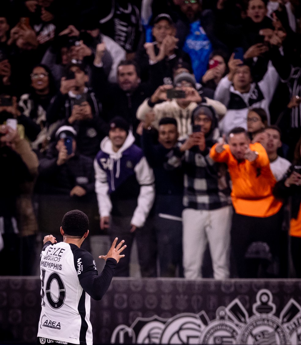 Memphis comemora gol com torcida em Corinthians x Palmeiras  Foto: Rodrigo Coca/Ag Corinthians