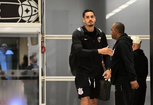 Corinthians faz oferta de R$ 37 milhões ao Benfica para comprar Lucas Veríssimo