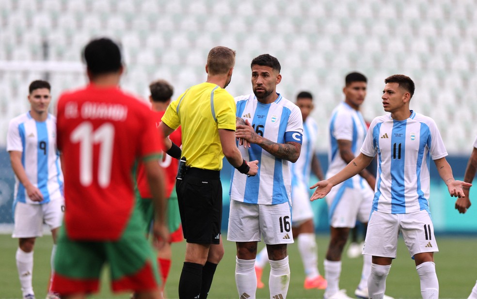 Capit&atilde;o da Argentina, Otamendi conversa com &aacute;rbitro sueco Glenn Nyberg, ap&oacute;s partida com Marrocos ser retomada &mdash; Foto: Thaier Al-Sudani/Reuters