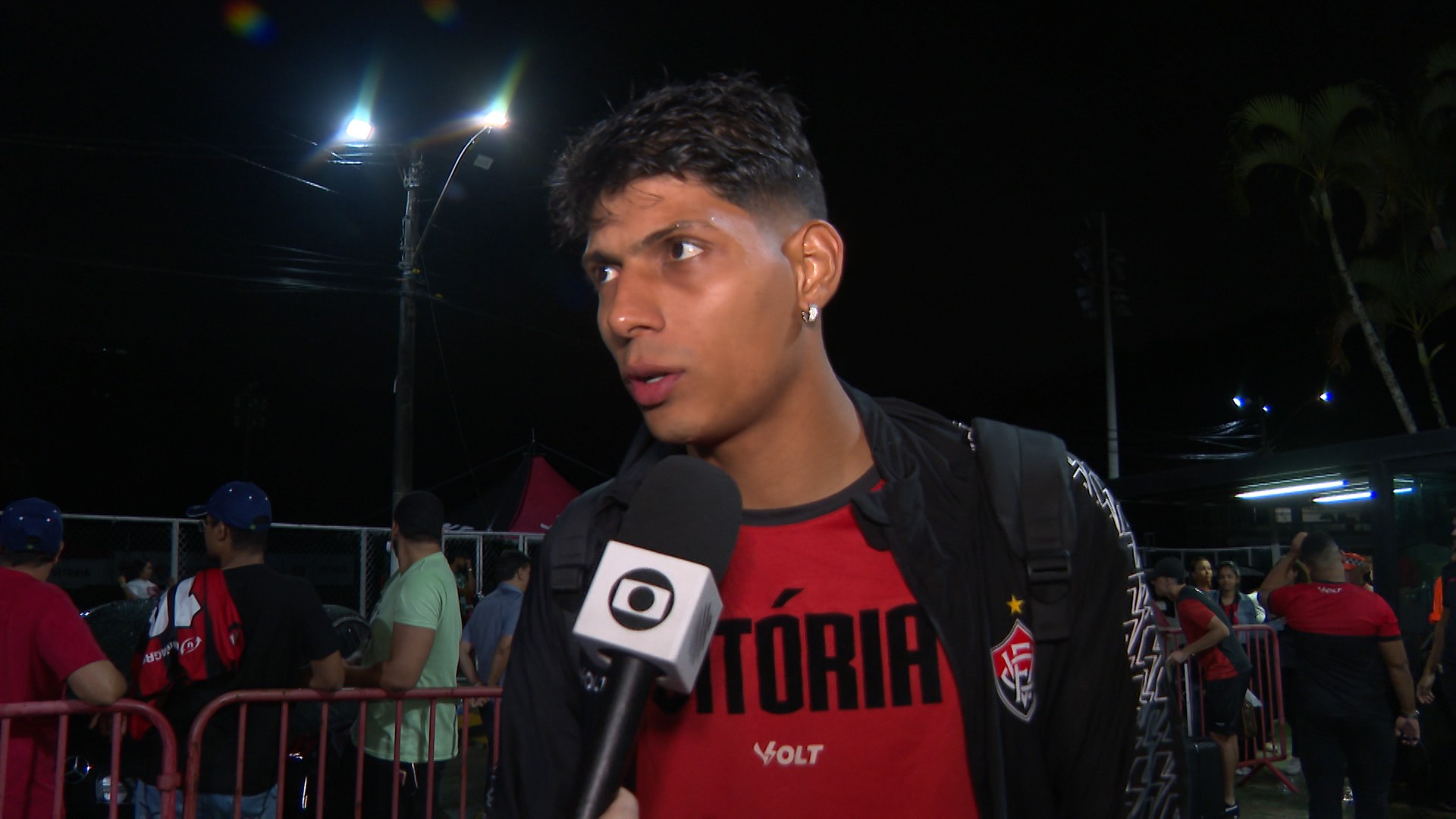 Zé Vitor tranquiliza depois de deixar jogo do Vitória machucado: "Nada grave"