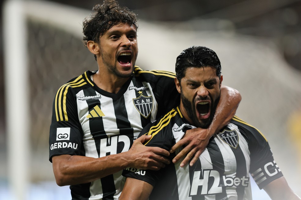 Atlético-MG x Itabirito; Scarpa e Hulk — Foto: Gilson Lobo/AGIF