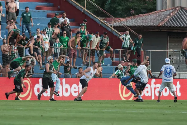 Coritiba x Cruzeiro: briga generalizada entre torcidas interrompe