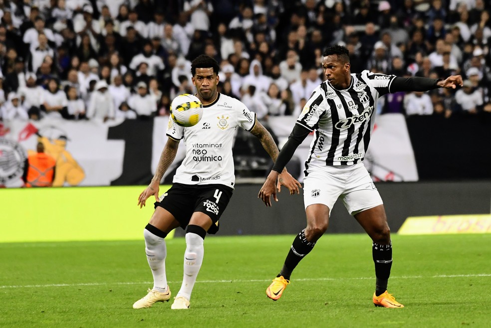 Gil e Jô em Corinthians x Ceará de 2022 — Foto: Marcos Ribolli