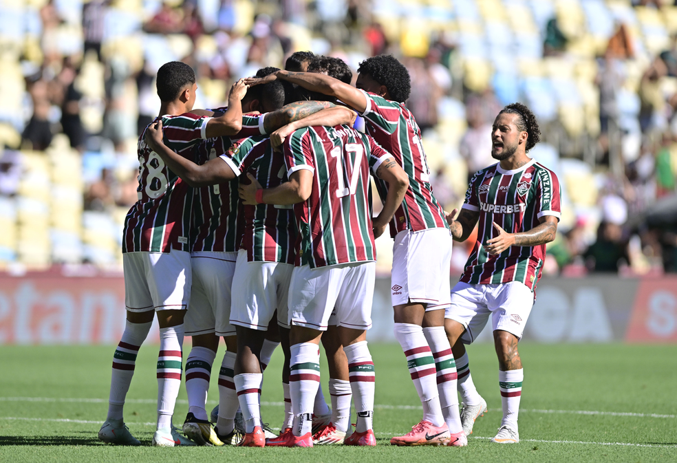 Jogadores comemoram gol de Cano em Fluminense x Nova Iguaçu — Foto: André Durão