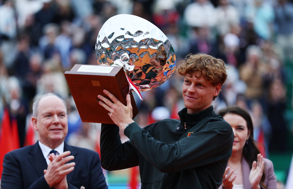 Jannik Sinner ergue o troféu em Monte Carlo — Foto: Reuters