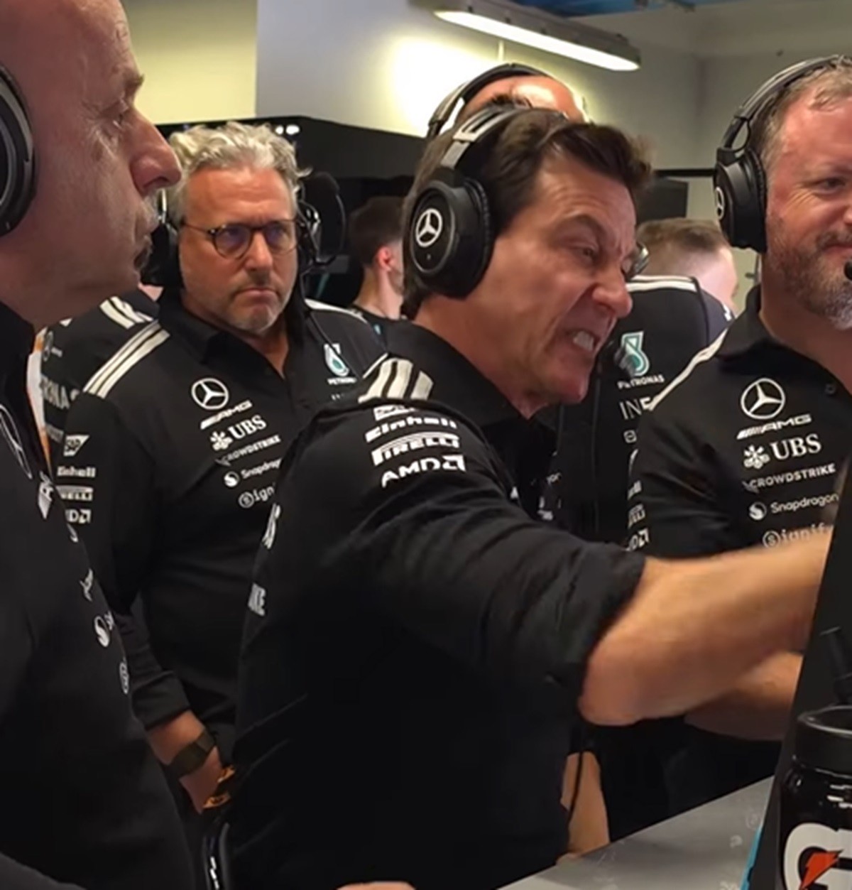 Chefe da Mercedes se irrita com pole de Gasly no GP da Itália e bate em computador; veja vídeo