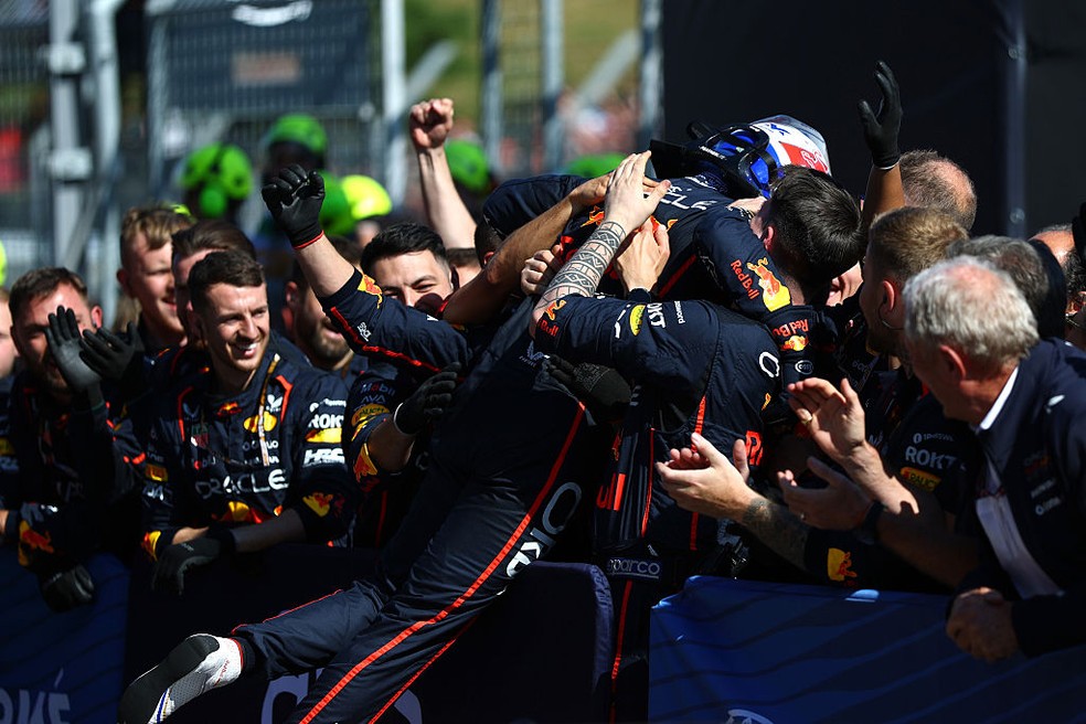 Max Verstappen e a RBR comemoram vitória no GP da Emilia-Romagna de F1 em 2025 — Foto: Zak Mauger/LAT Images
