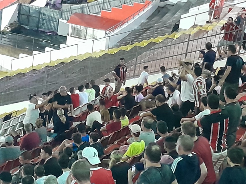 Família de corintianos é hostilizada nas cadeiras cativas do estádio do Botafogo-SP — Foto: Vinicius Alves
