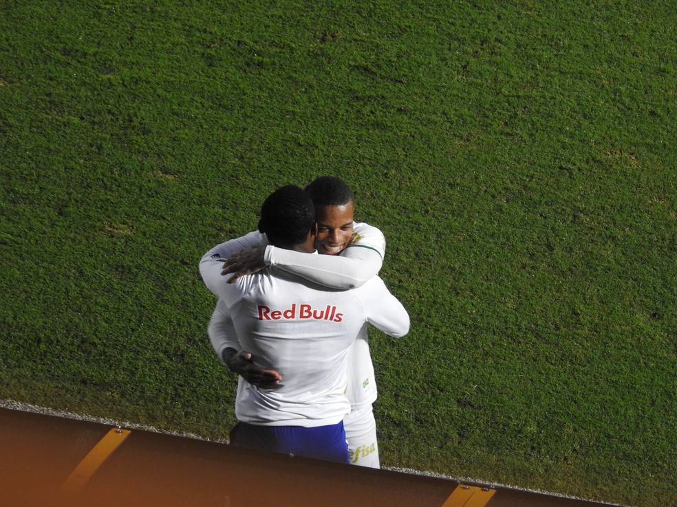 Caio Paulista dá abraço em Nathan — Foto: Eduardo Rodrigues