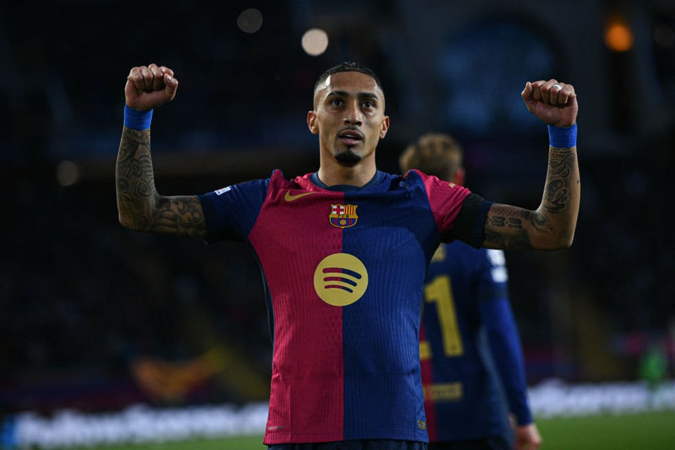Raphinha comemora o terceiro gol do Barcelona sobre o Benfica Champions League 2024/25 — Foto: Sergio Ros de Mora / GocherImagery/Future Publishing via Getty Images