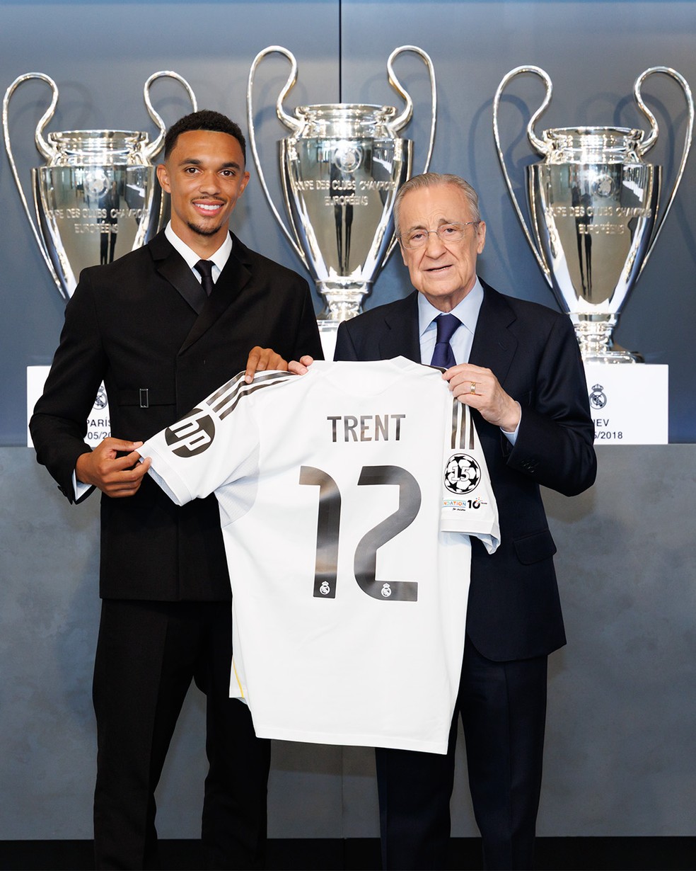 Alexander-Arnold é apresentado no Real Madrid: 