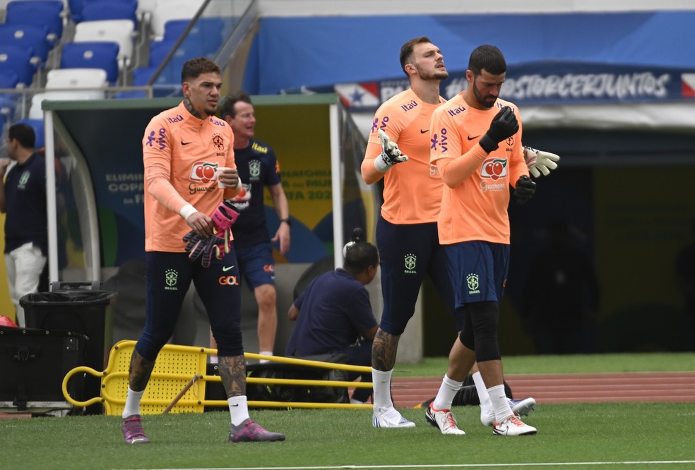 Ederson, Lucas Perri e Alisson em treino da Seleção — Foto: André Durão / MoWA Press