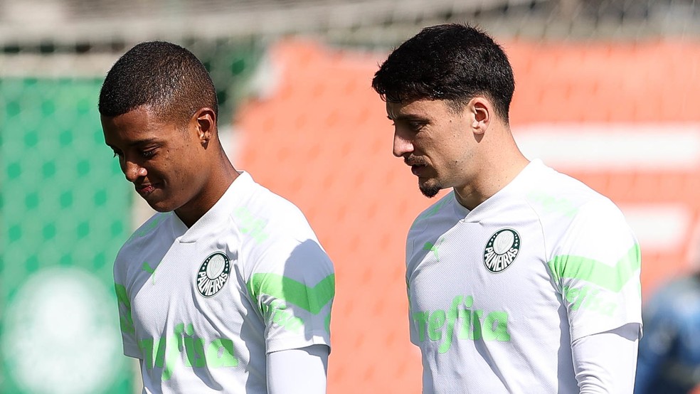 Vanderlan e Piquerez durante treino do Palmeiras — Foto: Cesar Greco