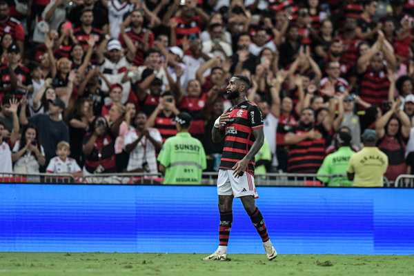 Flamengo celebra vitória, mas ainda está chateado com eliminação no campeonato.